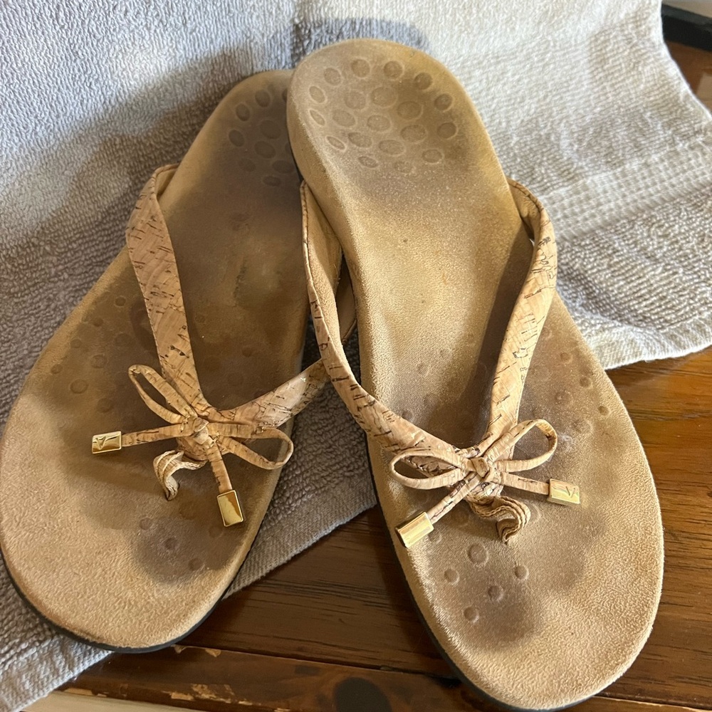 Vionic Bella Cork Tan Sandals with Minimalist Design